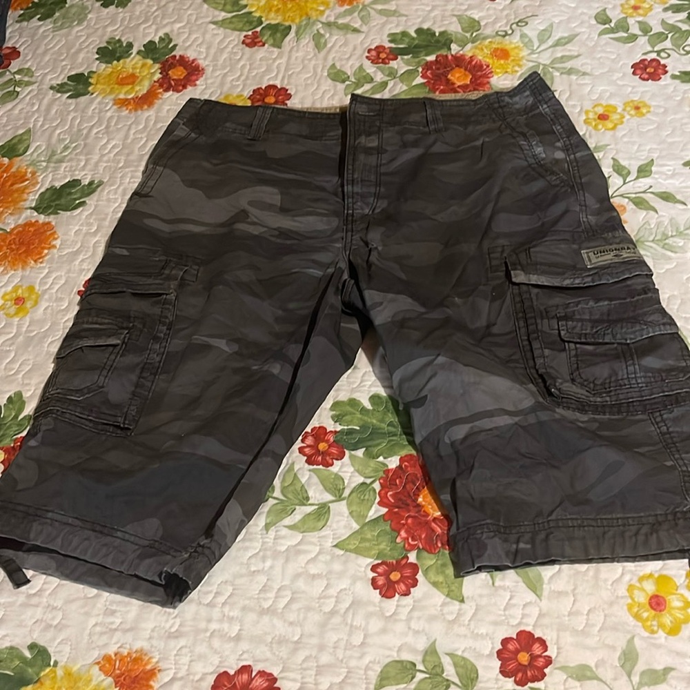 Union bay men’s size 34 cargo shorts camouflage grey